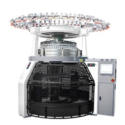 Trīs augsta līmeņa žakarda adāmmašīna